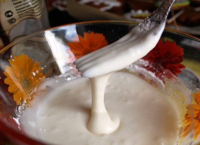 1. Этап. Пряники на пасху: Слегка взбейте яичный белок с лимонным соком и сахарной пудрой.