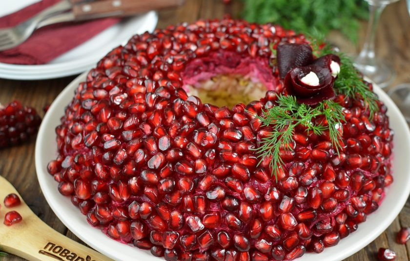 1. Этап. Салат Гранатовый браслет с курицей и яблоком: Достаньте стаканчик перед подачей к столу. Украсьте по вкусу и пробуйте! Приятного аппетита!