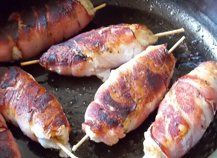 1. Этап. Куриные кебабы в беконе: Обжарьте на горячей сковороде с маслом до румяной корочки с двух сторон.