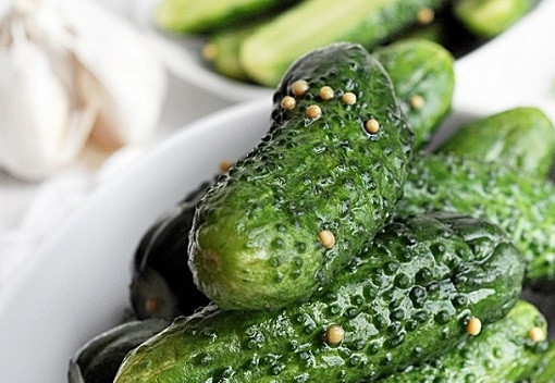 1. Этап. Соленые огурцы (быстрый рецепт): Отправляем огурцы в холодильник часа на 3-4, а затем оставляем при комнатной температуре на 20 часов. Похрустим? :)