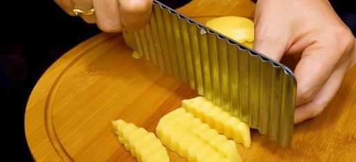 1. Этап. Сочная говяжья печень с луком: Нарежьте картошку соломкой