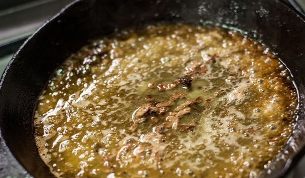 1. Этап. Стейк рибай на сковороде: 5. Готовые стейки выложите отдохнуть на минут 5. А в это время добавьте вина в сковороду, понизьте огонь до медленного и перемешайте. Соус будет готов, когда загустеет (5-8 минут).