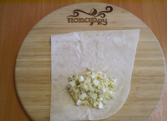 1. Этап. Лаваш с рисом и яйцом: На лаваш кладем столовую ложку начинки, и сворачиваем его.