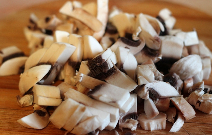 1. Этап. Жульен с грибами в духовке: Шампиньоны промойте, обсушите, а затем нарежьте тонкими пластинками или ломтиками.