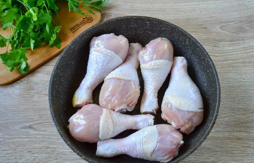 1. Этап. Куриные голени с луком и морковью: В сковороде разогрейте растительное масло, выложите голени и обжарьте их со всех сторон до образования золотистой корочки.