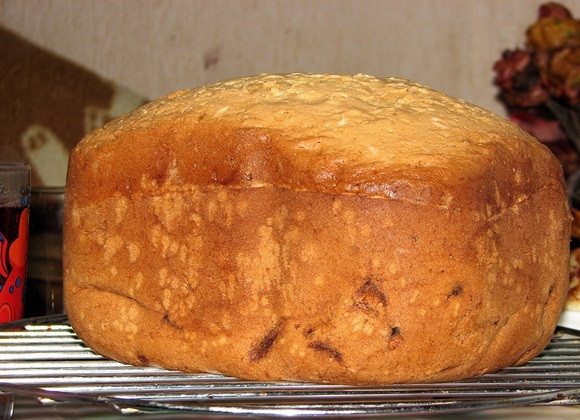 1. Этап. Шарлотка в хлебопечке: Форму хлебопечки необходимо смазать масло, а затем посыпать небольшим количеством муки. Вливаем тесто в форму, закрываем крышкой и ставим режим 