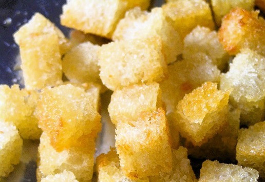 1. Этап. Салат Цезарь с семгой: Запекайте в духовке до румяной корочки при 200*С около 15 минут.