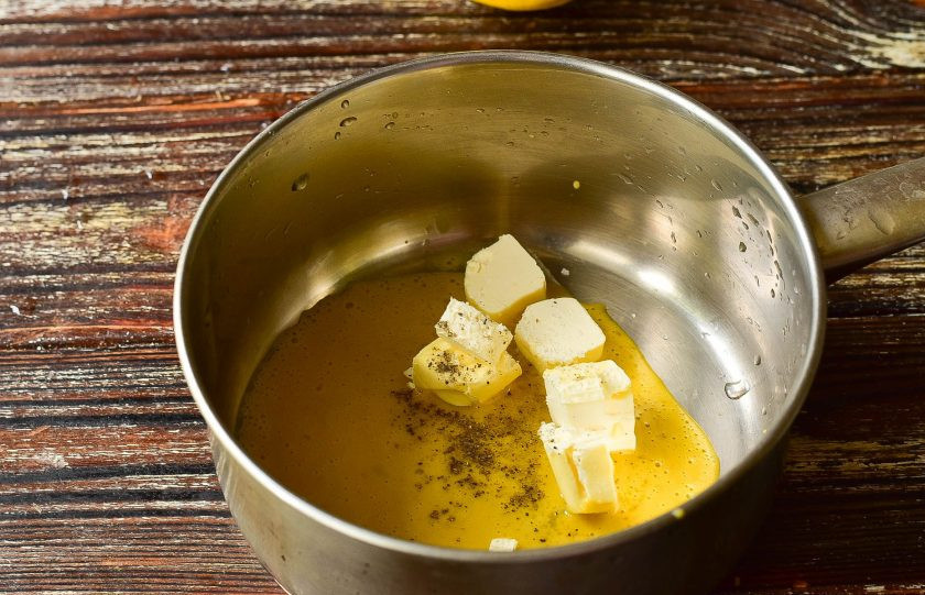 1. Этап. Лимонный соус к рыбе: Всыпьте соль и перец черный молотый.