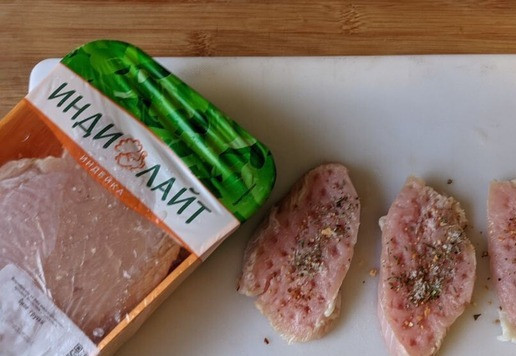 1. Этап. Омлетный сэндвич с индейкой: Для приготовления этого сэндвича подойдёт любое готовое мясо индейки. Я предлагаю поджарить стейки из индейки. У меня - филе грудки индейки 