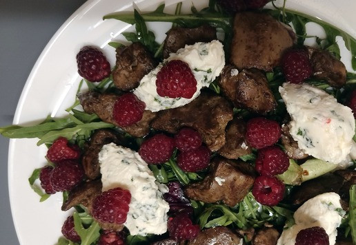 1. Этап. Салат с куриной печенью: Добавить яркости салату, выложив ягоды малины.