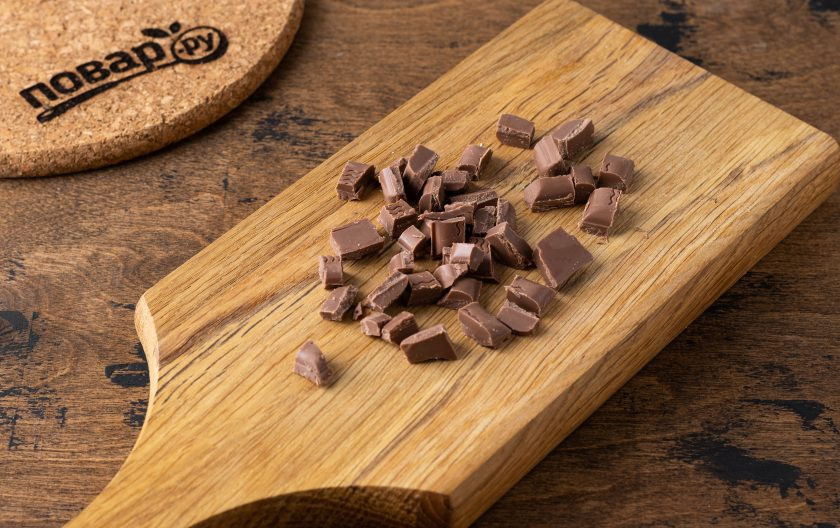 1. Этап. Горячий шоколад с имбирём и халвой: Шоколад крупно порубите.