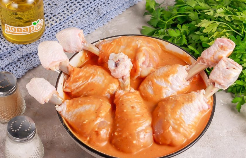 1. Этап. Куриные Чупа-чупсы: Выложите голени в приготовленный соус и проверните каждую из них, чтобы мясо полностью им пропиталось. Оставьте мясо в соусе примерно на 1-2 часа.