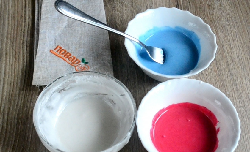 1. Этап. Новогоднее печенье Петушки: Разделите глазурь на 3 пиалы, в одну добавьте розовый краситель, во вторую – голубой, а третью оставьте белой. К белой глазури добавьте еще ½ ст. ложки крахмала, чтобы она стала более густой и непрозрачной.