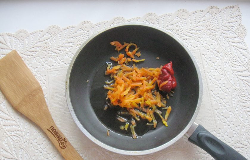 1. Этап. Ленивые голубцы в пароварке: Приготовьте соус для голубцов. Морковь натрите на терке, выложите в сковороду с маслом. Тушите 7-8 минут. После добавьте томатную пасту.