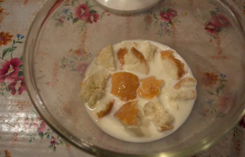 1. Этап. Куриные котлеты с батоном: Размочите батон белого хлеба в молоке. Батон предварительно нужно порвать на кусочки. Так он быстрее размокнет.