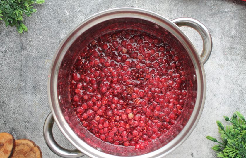 1. Этап. Джем из красной смородины с пектином: Кастрюлю со смородиной поставьте на средний огонь и доведите до кипения и варите в течение 5 минут. Убавьте огонь и варите еще в течение 10 минут.