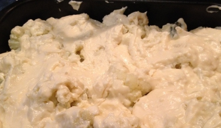 1. Этап. Цветная капуста запеченная в духовке со сливками: Теперь выкладываем цветную капусту в форму для запекания и заливаем ее приготовленным соусом.