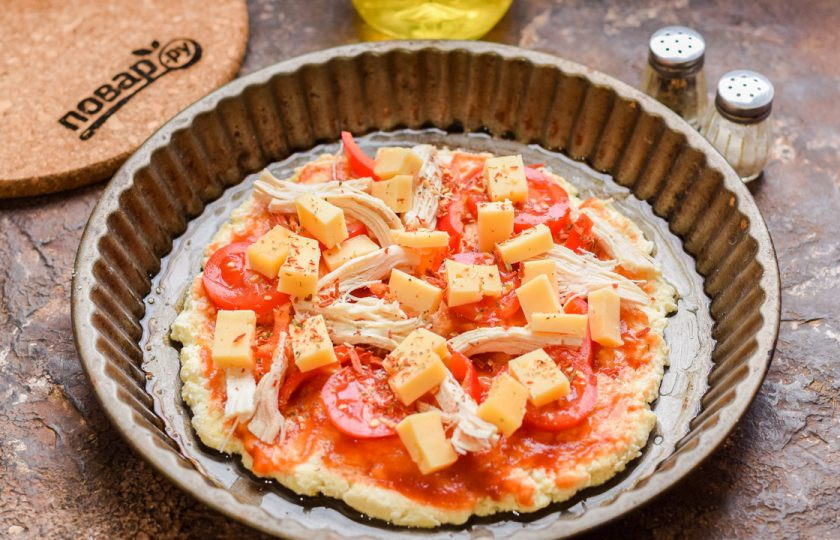 1. Этап. ПП пицца на творожном тесте: Поверх выложите сыр, нарезанный кубиками. Посыпьте заготовку паприкой, сушеными томатами. Готовьте пиццу в духовке при температуре 180 градусов в течение 25 минут.