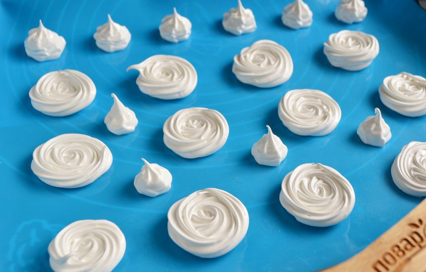 1. Этап. Французская меренга: 5. Застелите противень бумагой, у меня она закончилась в самый интересный момент, я отсадила на силиконовый коврик (да-да, на них тоже можно сушить или выпекать). Отправьте меренги в духовку на час, температура 100 градусов.