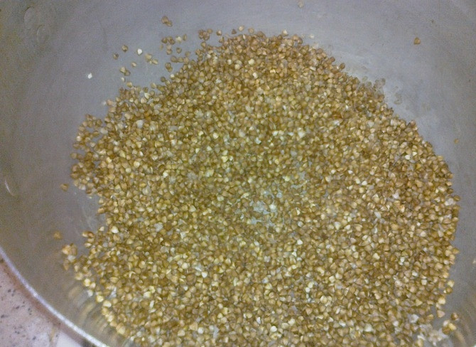 1. Этап. Плов из гречки: Первый этап - прокаливание или поджаривание без жира гречневой крупы. Ну конечно - сначала крупу стоит перебрать. Делаем это в казане минут 10 все время помешивая крупу.