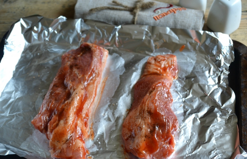 1. Этап. Вкусное мясо в духовке: Натрите каждый кусок мяса солью и перцем, смажьте кетчупом и отправляйте в духовку, разогретую до 180 градусов, на 40-45 минут.