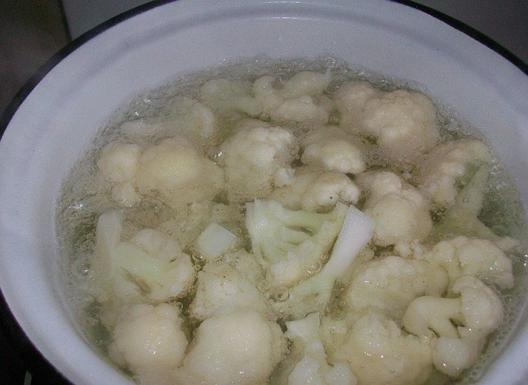 1. Этап. Цветная капуста жареная в муке: Разбираем кочан капусты на соцветия и хорошенько их промываем. В кастрюлю наливаем воду, а когда она закипит, кидаем в нее соцветия капусты. Варим не больше 4-5 минут.