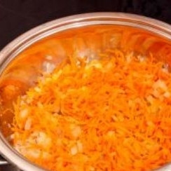 1. Этап. Постная солянка: Добавляем к луку морковь.