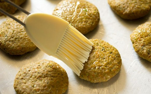 1. Этап. Котлеты без мяса в духовке: 8. Отправьте котлетки в разогретую до 180 градусов духовку. Запекайте минут 10. После достаньте и с помощью кисточки смажьте растительным маслом.