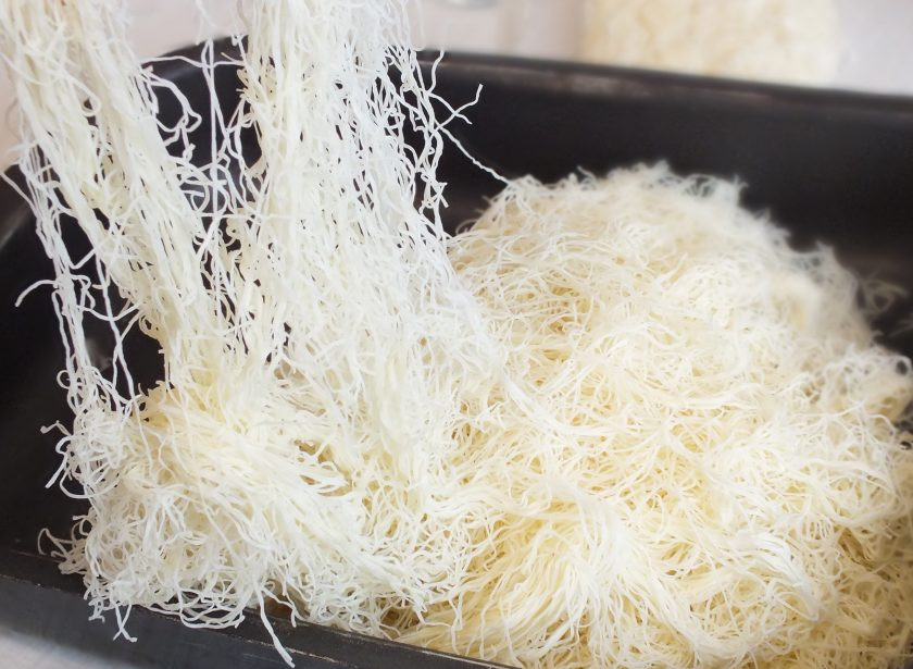 1. Этап. Кнафе: Размороженное тесто кадаиф распределите на волокна. И с помощью ножниц нарежьте помельче.