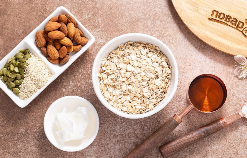 1. Этап. Гранола в аэрогриле: Подготовьте все ингредиенты.