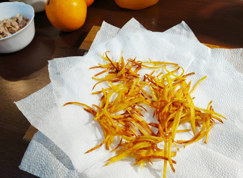 1. Этап. Салат с куриным филе Рандеву: Выложите картошку на бумажное полотенце, чтобы ушел лишний жир. Иначе салат будет слишком жирный и не очень вкусный.