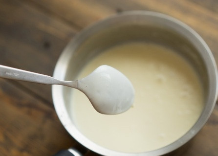 1. Этап. Вешенки с картошкой в сметане: В отдельной посуде смешаем сметану и несколько столовых ложек воды. Перемешаем до однородности, добавим в поджаренный соус и снова перемешаем.