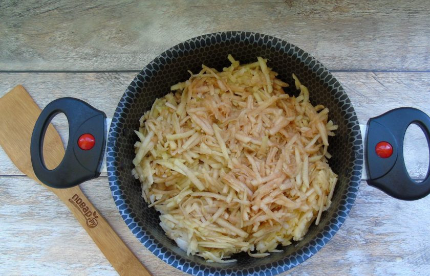 1. Этап. Тертый яблочный джем: Тертые яблоки выложите в кастрюлю с антипригарным покрытием или толстым дном.