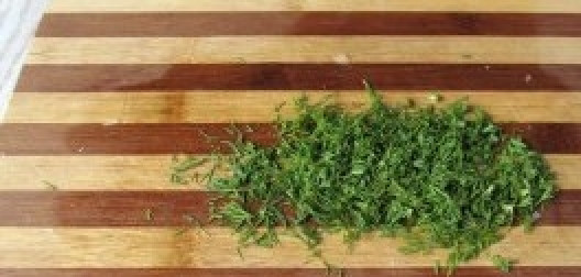 1. Этап. Рассольник из свинины: Укроп моем и измельчаем.