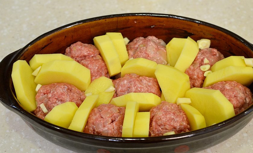 1. Этап. Картошка с тефтелями в сметанном соусе: Выложите между тефтелями.