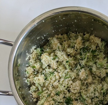 1. Этап. Гарнир из кус-куса с авокадо и огурцом: Добавить овощную смесь к кус-кусу, 1-2 ст. ложки оливкового масла, перемешать и оставить ещё на две с половиной минуты. Я добавила ещё немного табаско, ну любим мы острое! Попробовать на соль/перец, если надо, приправить.