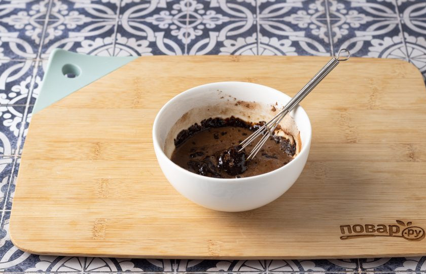 1. Этап. Глазурь из кэроба: Добавьте получившуюся смесь к кэробу с финиковым сиропом.