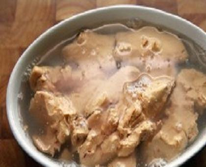 1. Этап. Гусиная печень по-французски Фуа-гра: 1. Заранее вынуть печень из холодильника. Сполоснуть ее холодной водой и обсушить. Удалить вены и сосуды. Это сделать легко, их просто нужно вытягивать. Почищенную печень залить молоком или водой, добавить немного уксуса. Поставить на 2 часа в холодильник.