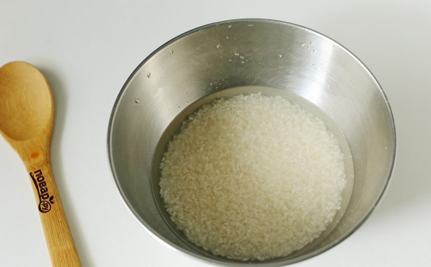 1. Этап. Азербайджанский плов с тыквой: Рис не промывая замочите в теплой воде не менее, чем на 30 минут.