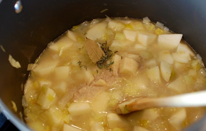 1. Этап. Картофельно-луковый суп: 8. Промойте и мелко нарежьте тимьян, увеличьте огонь, добавьте в кастрюлю белый перец, листья тимьяна и лавровый лист.