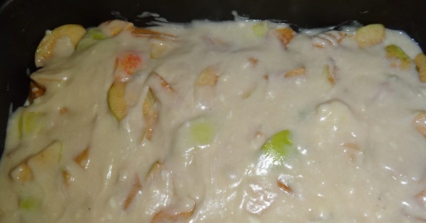 1. Этап. Шарлотка с яблоками и кефиром: 4. Выложите в форму, застеленную пергаментом, яблоки и заливаем тестом. Выпекаем примерно 35 минут при 180 градусах в духовке.