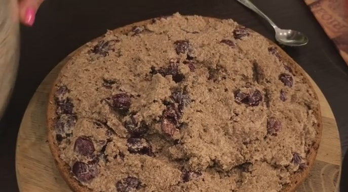 1. Этап. Торт Пьяная вишня (нежный и сочный): 10. В слитый с вишни коньяк добавьте 2-3 столовых ложки сахара и поставьте на огонь до кипения. Этой жидкостью пропитайте весь бисквит, но не переборщите. Бисквит не должен раскиснуть. Ложкой, слегка утрамбовывая, закладываем начинку в углубление бисквита и немного в верхнюю его часть. Соедините и поставьте на пару часов в холодильник.