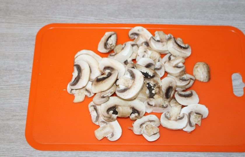 1. Этап. Запеканка с грибами и баклажанами: Шампиньоны нарежьте ломтиками.