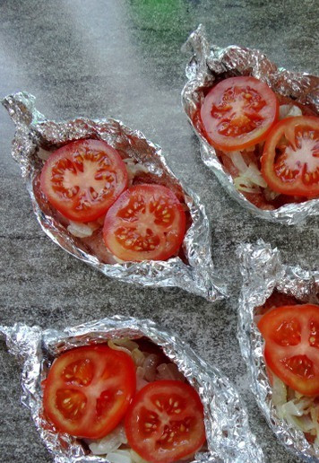 1. Этап. Индейка под шубой на гриле: И кружочки помидора.