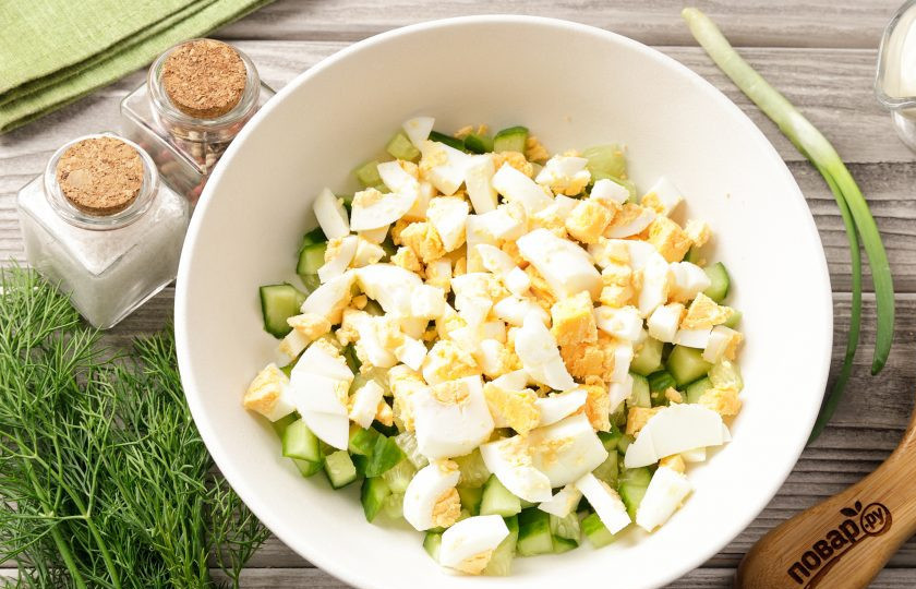 1. Этап. Салат с рисом, яйцом и майонезом: Яйца очистите и нарежьте примерно такими же кубиками как огурец.