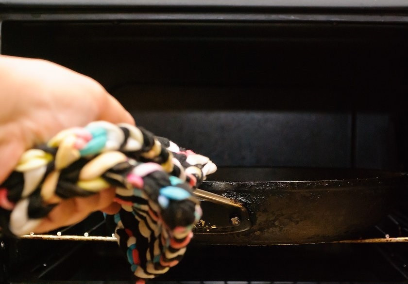 1. Этап. Стейк из говядины в духовке: 4. В сковороду добавьте сливочное масло и отправьте стейк в разогретый до 230 градусов духовой шкаф, запекайте его 6-8 минут.