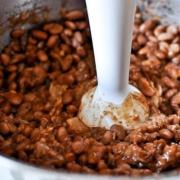 1. Этап. Мексиканская паста из фасоли: 6. Используя погружной блендер, слегка перемешать фасоль.