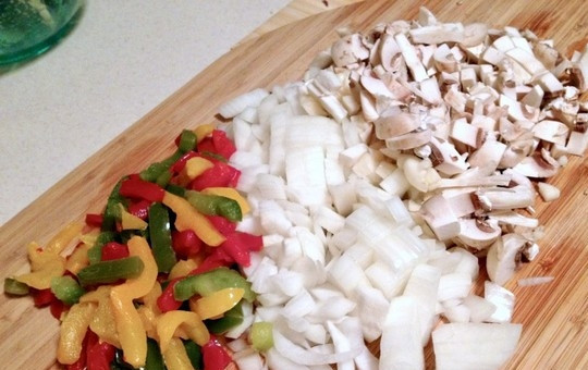 1. Этап. Плов со свинины: Пока жарится мясо, почистите, промойте и нарежьте все овощи.