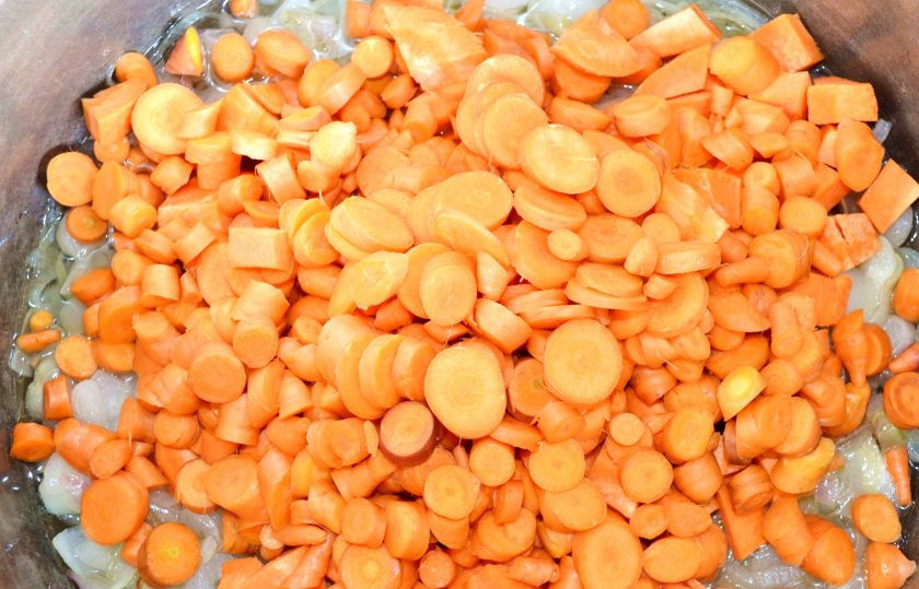 1. Этап. Вкусная икра из кабачков на зиму: Выложите морковь и жарьте еще 15-20 минут.