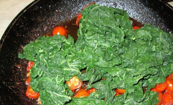 1. Этап. Гарнир из замороженного шпината: Шпинат разморозьте, откиньте его на дуршлаг, чтобы стекла лишняя жидкость. Выложите его на помидоры. Посолите по вкусу и тщательно перемешайте. Тушите под крышкой десять минут.